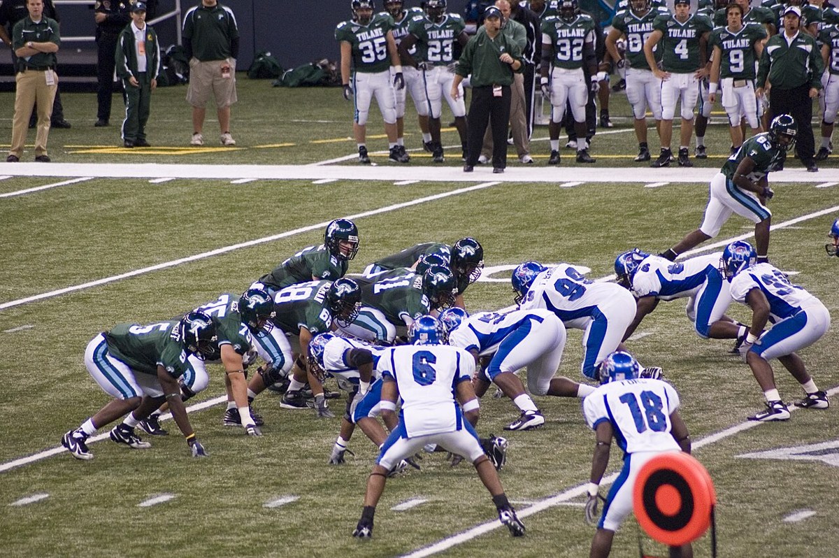 Tulane quarterback Kevin Moore under center against Memphis in 2007. Historical team-action photograph; players shown are not current participants.