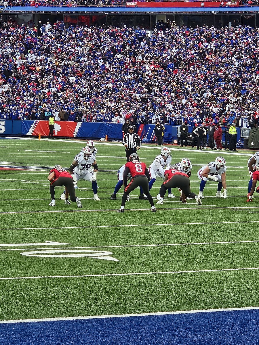 Josh Allen and Buffalo’s offense against Tampa Bay in 2025. Archival photograph, not today’s Raiders matchup.